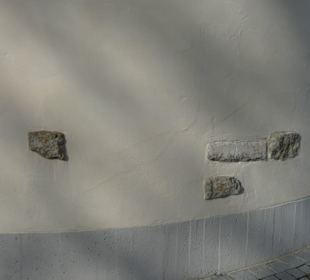 Gedenksteine in der Kirchenmauer