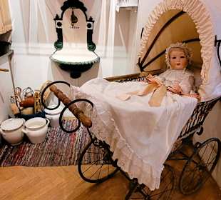 Puppe im Kinderwagen