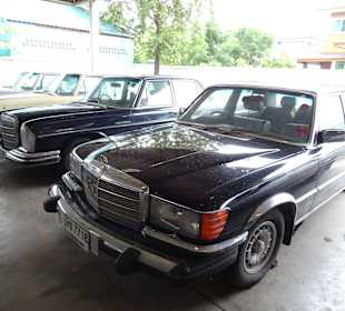 In der Haupthalle des Jesada Fahrzeug Museums