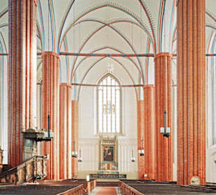 Blick in den Altarraum