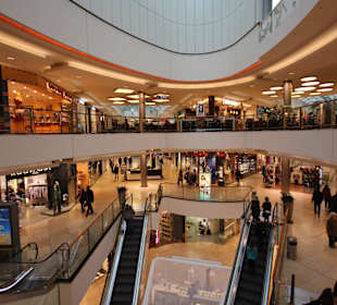 Treppenhaus mit Rolltreppen