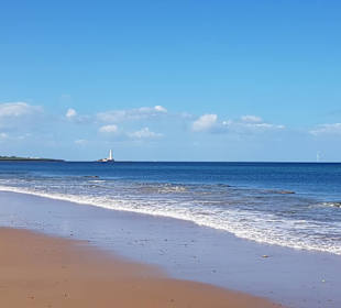 Am Strand mit Blick Richtung St. Marys Lighthouse