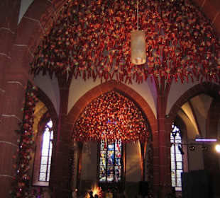 Die Markuskirche mit Rosen geschmückt