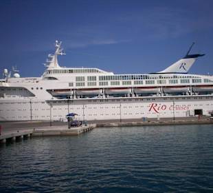 Ein sehr großes Schiff im Hafen