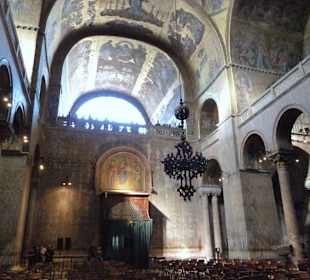 Innenansicht von der Basilica San Marco
