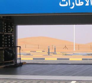 Autobahn-Tankstelle mit Raststätte