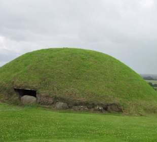 Knowth - einer der 20 kleineren Hügel