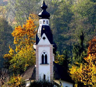 Die Marienbergkirche im Herbst