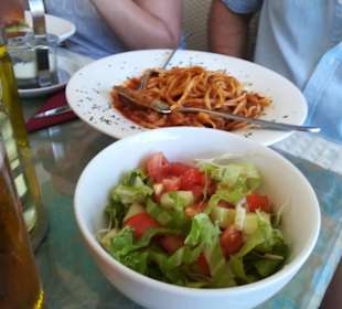Spaghetti Bolognese mit Salat im Ankora