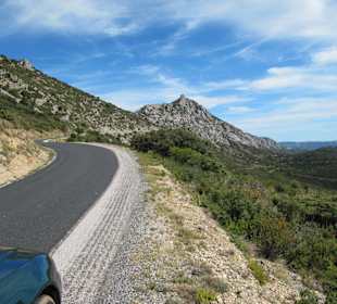 Queribus im Hintergrund