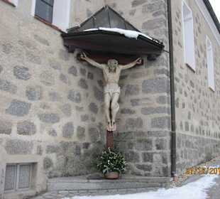 An der Kirchenmauer