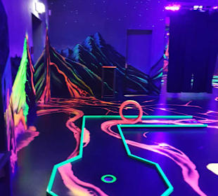 GlowZone 4D Schwarzlicht Minigolf