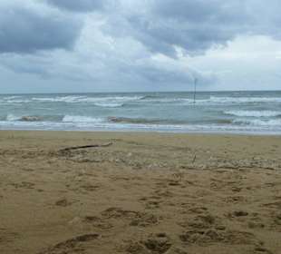 Leerer Strand wegen Wellen