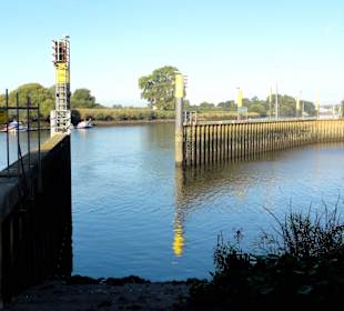 Einfahrt zum Grohner Yachthafen