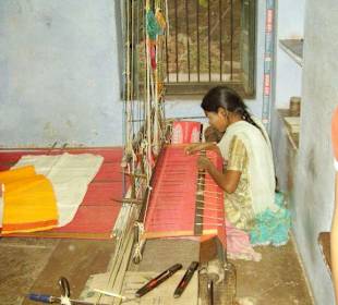 Die Sari-Weberin im Dorf
