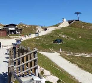 Weg von der Bergstation über den Hügel