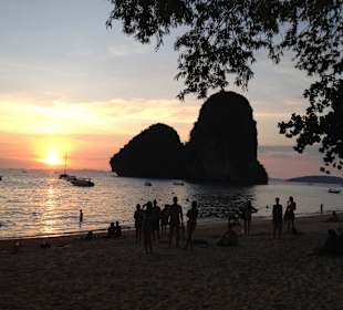 Romantischer Sonnenuntergang Pranang Cave Beach