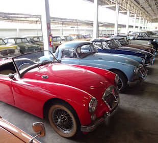 In der Haupthalle des Jesada Fahrzeug Museums