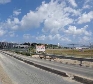 Straße,die Strand und Flughafen trennt