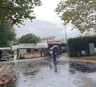 Zum hinteren Bereich vom Markt