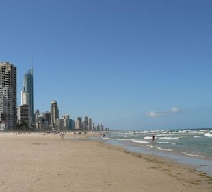 Blick vom Strand auf die Skyline