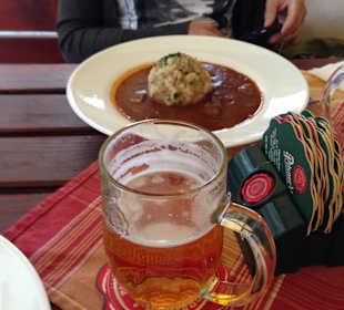 Gulasch mit Semmelknödel