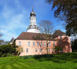 Frühlingsspaziergang durch den Park des Schlosses