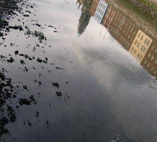 Edifici si specchiano nella Liffey