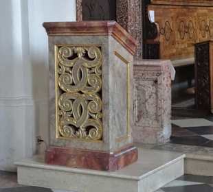 Ambo der Pfarrkirche Mariä Himmelfahrt