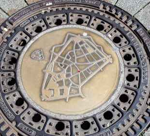 Altstadtplan und Standort auf einem Gully-Deckel