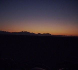 Sonnenuntergang mitten in der Wüste