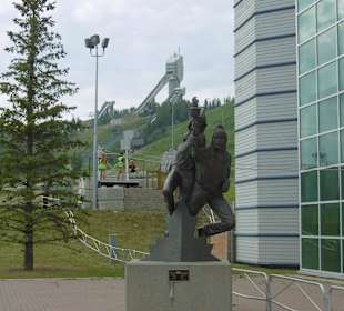 Statue und Zip-Line Übungsstrecke