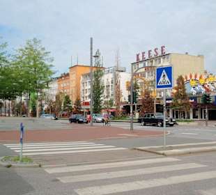 Blick vom Spielbudenplatz auf die Reeperbahn