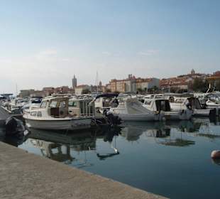 Der Hafen mit dem Ort Rab