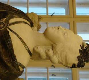 Ausstellungsstücke im Hofmobiliendepot