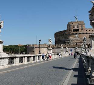 Blick über die Brücke auf die Engelsburg