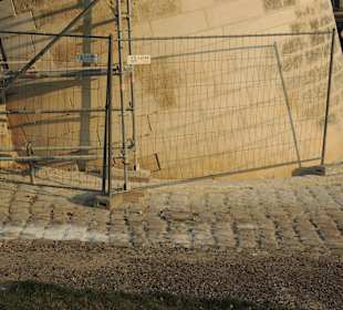 Eingesunkener Stadtmauerturm