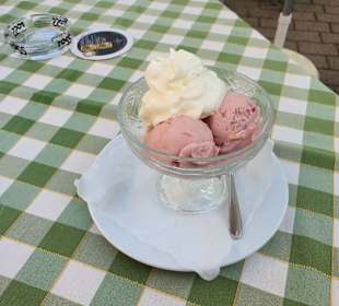 Eis 2 Kugeln Erdbeer mit Sahne