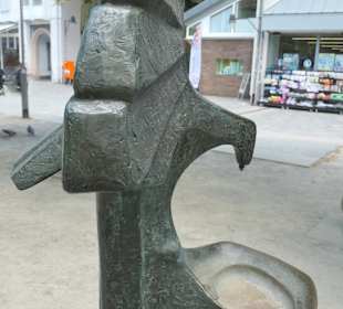 Brunnen mit Vogel am Georg-Wichtermann-Platz