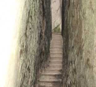 Droga w skalnym mieście