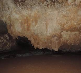 Höhle dunkel, Taschenlampe mitnehmen