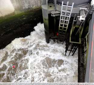 Einströmen des Wassers in die Schleusenkammer