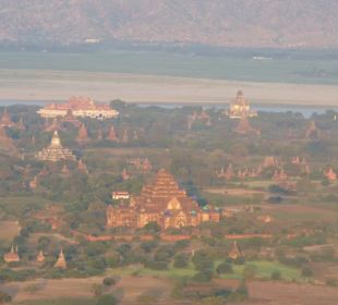 Im Vordergrund die Dammayangyi Pagode