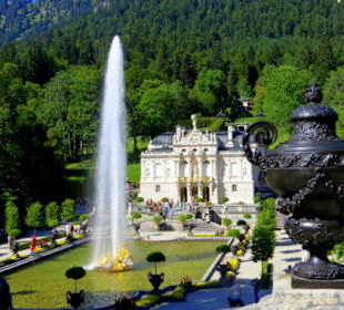 Blick von der Terrassenanlage auf das Schloß