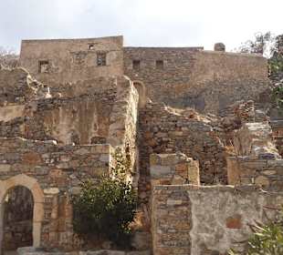 Verschiedene terassenförmig angeordnete Bauten