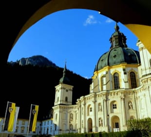 Östliches Portal mit Blick auf die Kirche