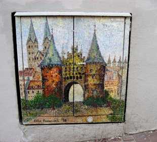 Straßenzugang von der Stadt aus