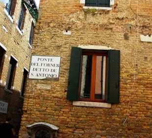 Viele Hinweisschilder