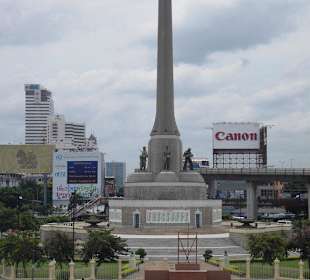 Democracy Monument (Anu Sawari Pracha Tippatai)