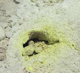 Vulkan - Schwefelablagerungen